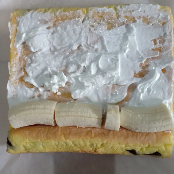 Panggang selama 20 menit, lalu angkat dan gulung. Diamkan sebentar, lalu buka kembali gulungan bolu, isi dengan butter cream dan posang. Gulung kembali, lalu diamkan di dalam kulkas sampai set. Setelah itu potong dan sajikan.