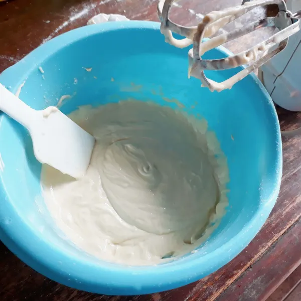 Masukkan tepung terigu dan soda kue, mixer dengan kecepatan rendah asal rata saja.