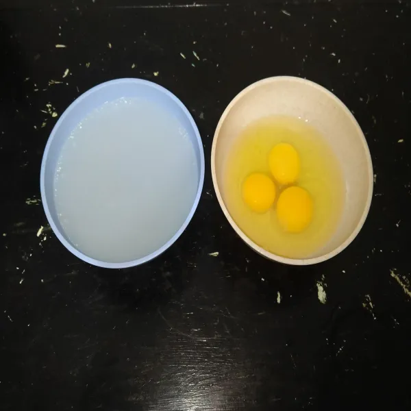 Siapkan bahan utama telur & air kaldu.