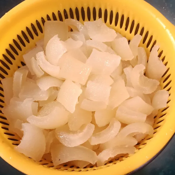 Potong kikil sesuai selera cuci bersih kemudian rebus dengan daun salam,serai dan garam hingga empuk. Tiriskan airnya.