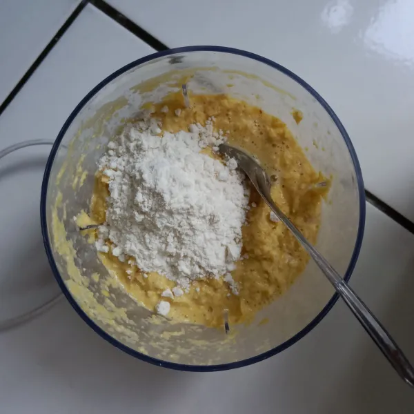 Masukkan tepung terigu, garam dan kaldu jamur. Lalu adukaduk agar tercampur rata.