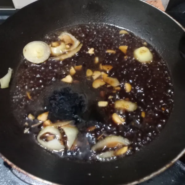 Tambahkan bahan saus, lalu aduk rata.