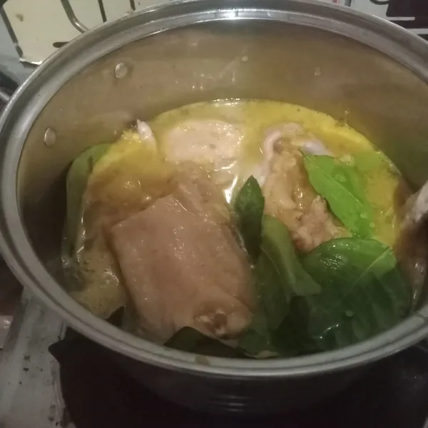 Ungkep ayam dengan bumbu ungkep sampai air menyusut, angkat daging ayam. Tambahkan kelapa parut di sisa bumbu ungkep, masak sampai air menyusut.