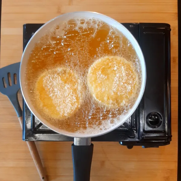 Goreng roti sampai bewarna emas kecoklatan, lakukan 1 bolak balikan saja. Lalu angkat dan sajikan.