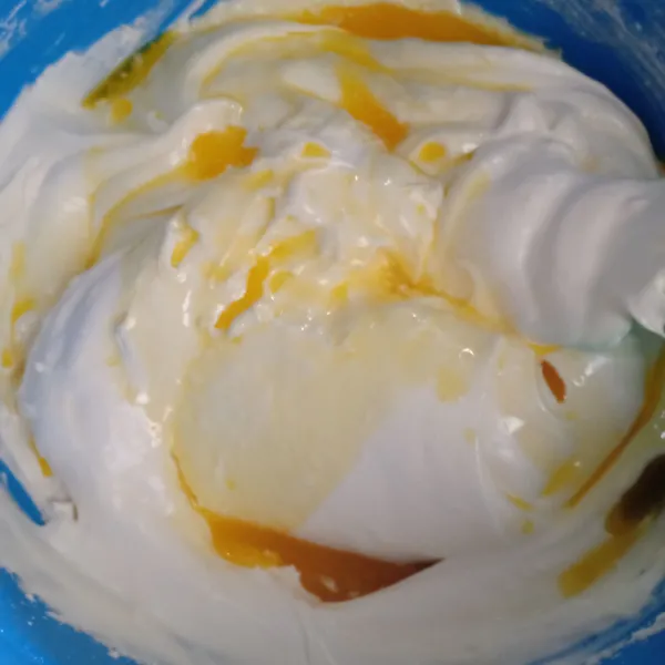 Matikan mixer, masukkan margarin cair, lalu aduk balik sampai tercampur rata.