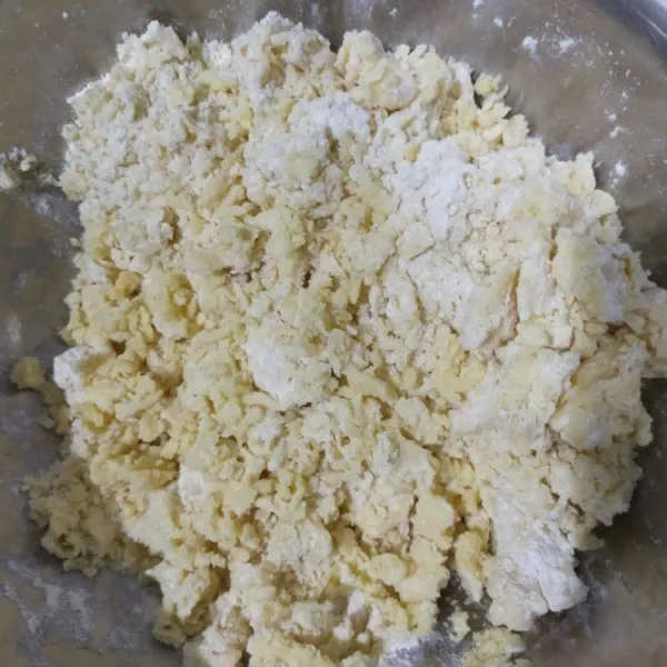 Aduk rata terigu, butter dan garam hingga adonan berbulir.