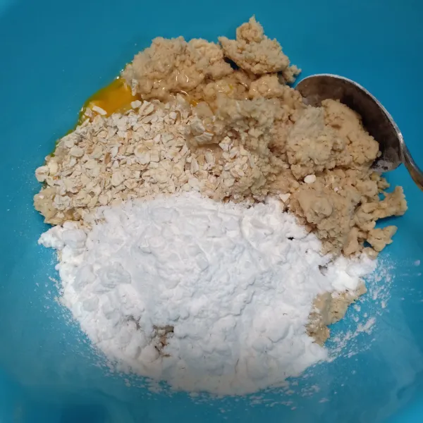 Campurkan tempe yang telah dihancurkan, telur, tepung oats, tepung tapioka, dan garam.