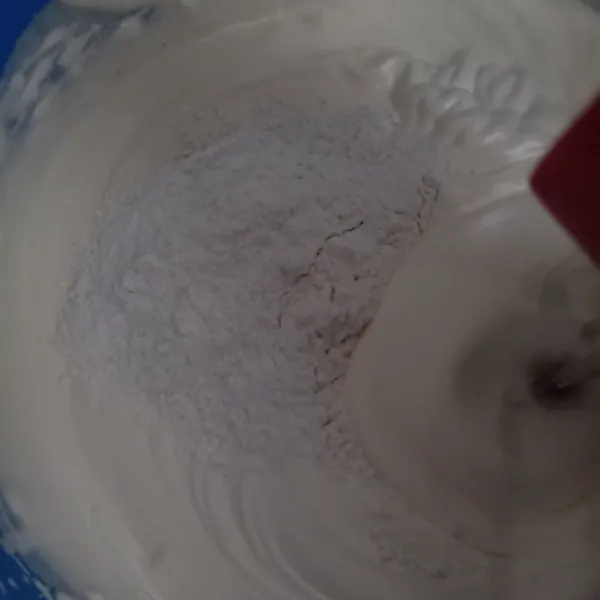 Tambahkan tepung terigu ,tepung maizena, dan susu bubuk.