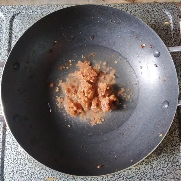 Goreng bawang putih, haluskan bersama kacang tanah goreng, gula merah dan garam, tambahkan air, masak dengan api sedang-kecil.