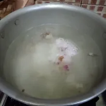 Rebus air dalam panci hingga mendidih, masukkan bawang merah dan kencur serta daun salam