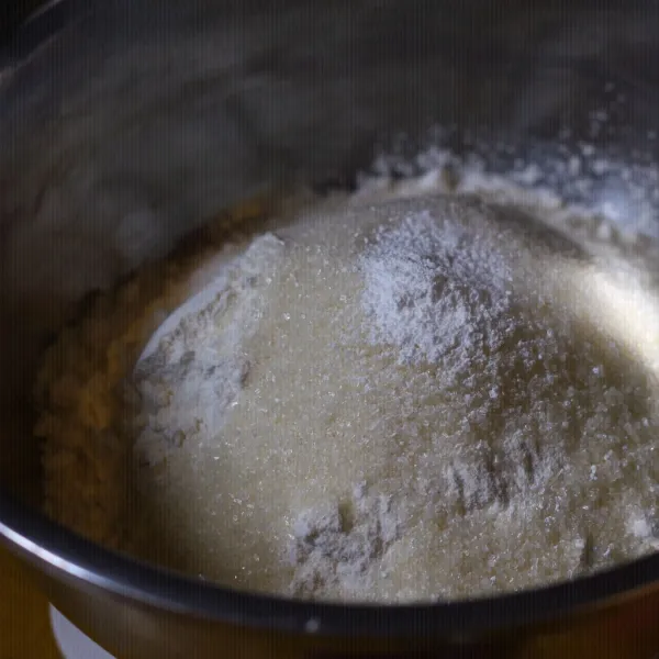 Campur tepung terigu, baking powder, garam, gula pasir, soda kue di sebuah mangkuk yang cukup besar, aduk rata.