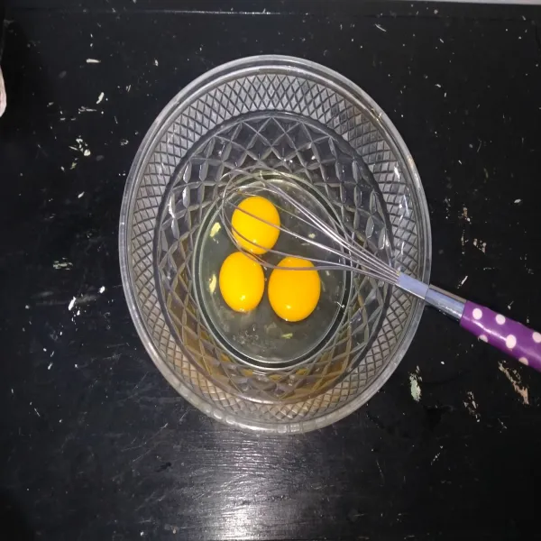 Siapkan wadah kosong, lalu masukkan telur kemudian kocok lepas telur.