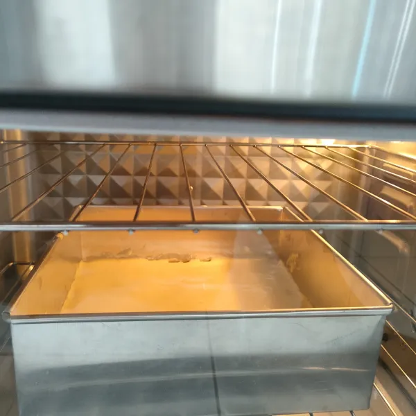 Oven dalam suhu 180°C api atas selama 9-10 menit atau hingga golden brown (sebumnya oven sudah dipanaskan terlebih dahulu).