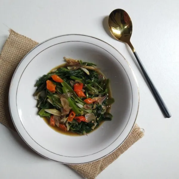 Kangkung saus tiram siap disajikan.