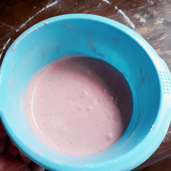 Masukkan jus strawberry dan pewarna, aduk rata dengan spatula. Tutup adonan, diamkan selama 30 menit.