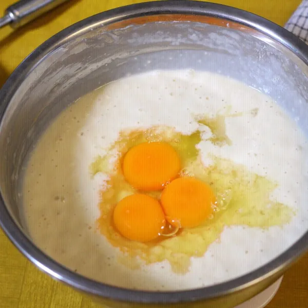 Setelah 30 menit, tuang telur ke dalam adonan dan aduk rata hingga halus.