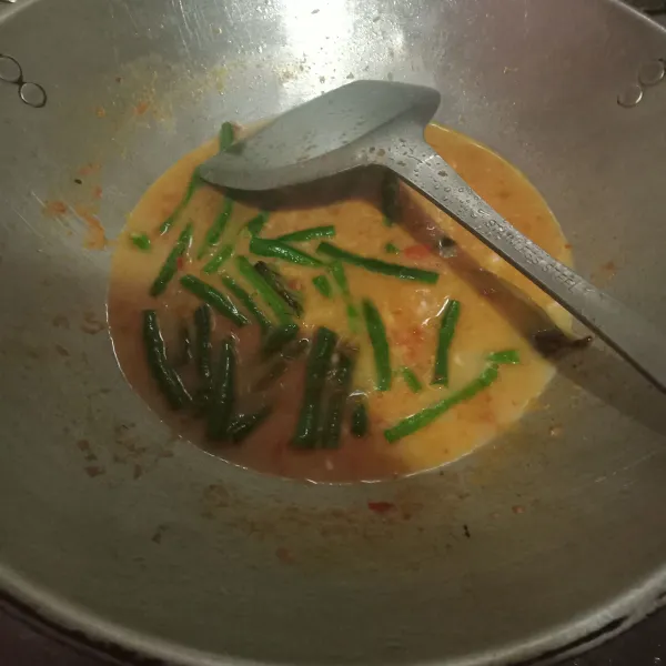 Tambahkan air, gula, kaldu ayam bubuk, dan fiber cream, masak sampai mendidih, kemudian cicipi rasanya.