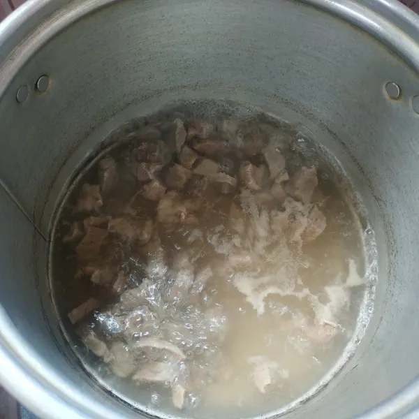 Rebus air secukupnya, masukkan daging sapi rebus sampai daging empuk. Setelah daging empuk masukkan 2 liter air dan labu siam. Sisihkan terlebih dahulu.
