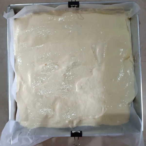 Tutupi dengan adonan putih, ratakan dengan spatula. Isi lagi dengan adonan cokelat, tutupi lagi dengan adonan putih. Lakukan sampai semua adonan habis.
