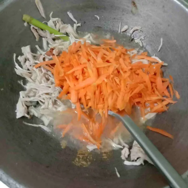 Panaskan minyak, tumis bumbu halus bersama daun salam, daun jeruk, laos dan sereh hingga harum, masukkan wortel dan ayam, aduk rata.