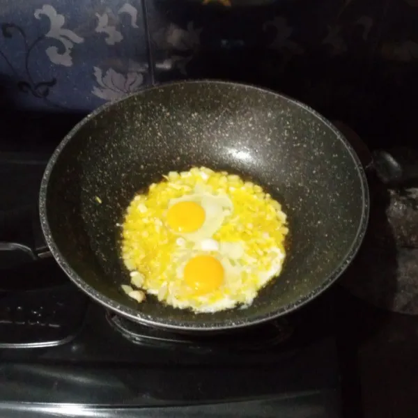 Masukkan telur, masak dengan cara di orak arik sampai matang.