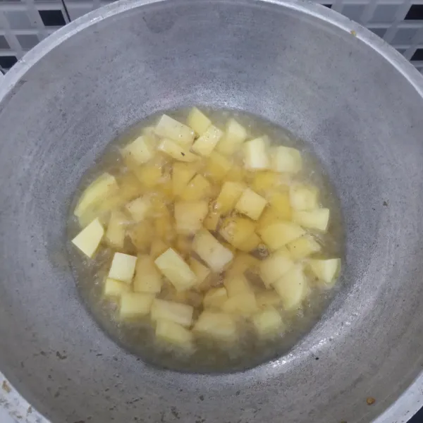 Goreng kentang di minyak panas, lalu sisihkan.