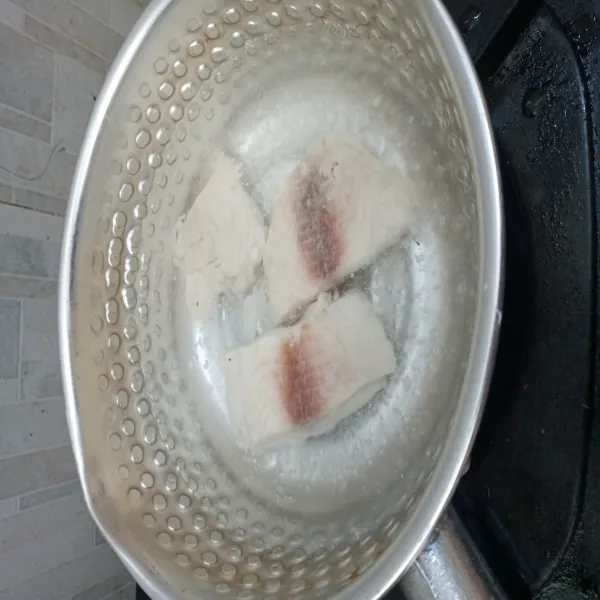 Marinas ikan lalu masak dalam air mendidih hingga matang.