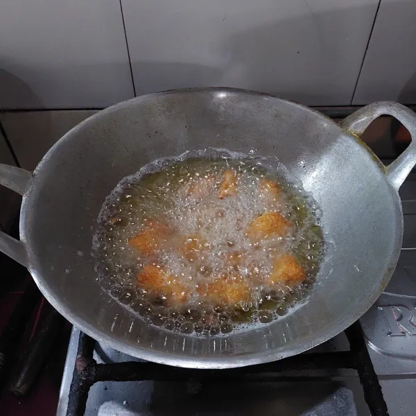 Panaskan minyak dan goreng nugget ikan sampai kuning keemasan dan siap disajikan untuk si kecil.