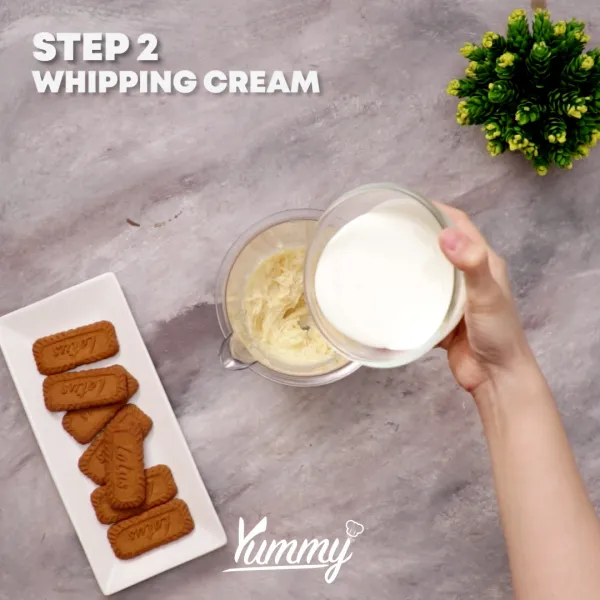 Masukkan whipping cream dingin dan garam, mixer kembali hingga mengental, sisihkan.