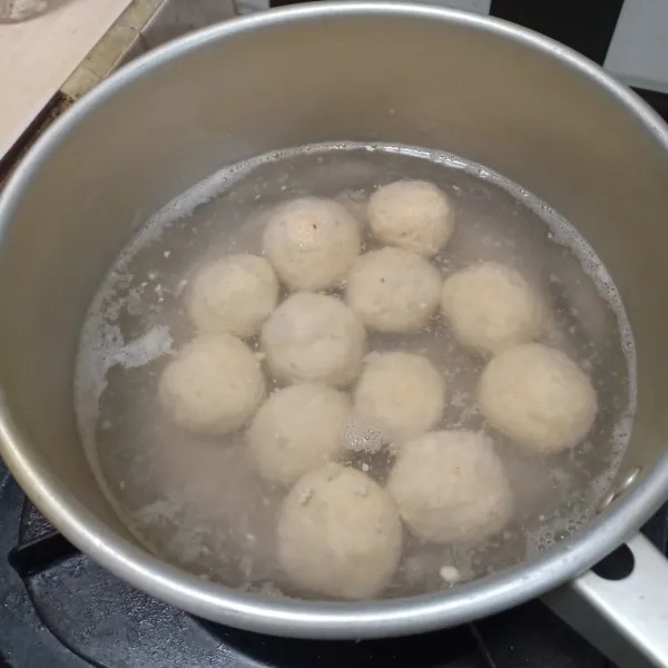 Bentuk bulat-bulat, lalu rebus sampai mengapung, lalu angkat dan tiriskan.