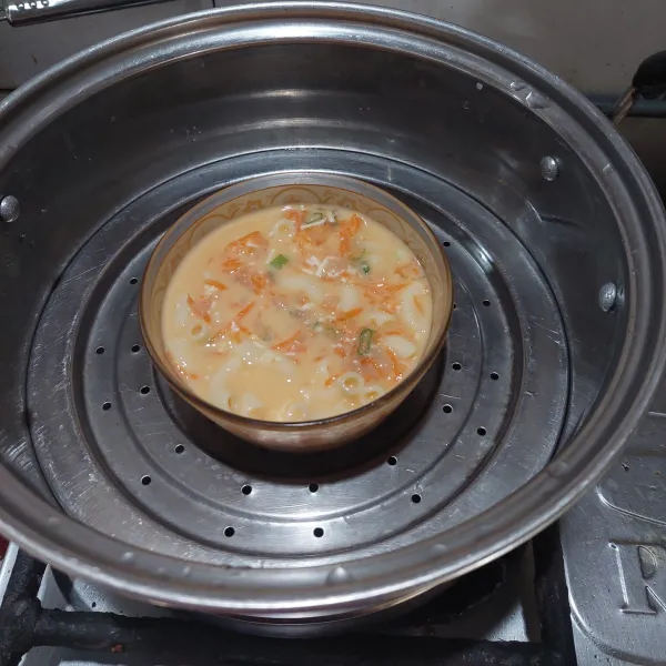 Siapkan wadah anti panas dan kukus makaroni keju sampai matang.