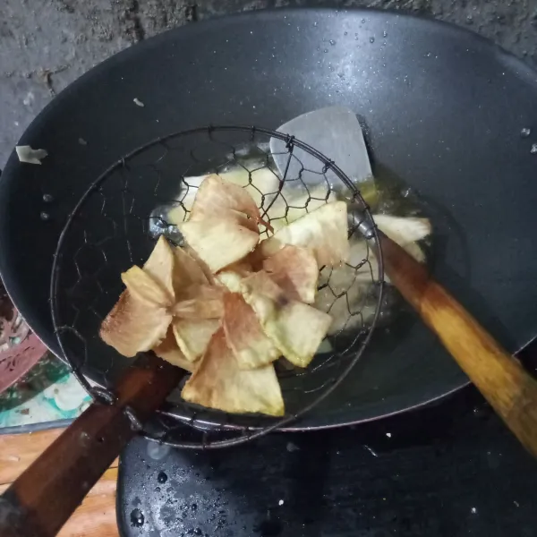 Masukkan irisan sukun, goreng hingga kering. angkat dan tiriskan.