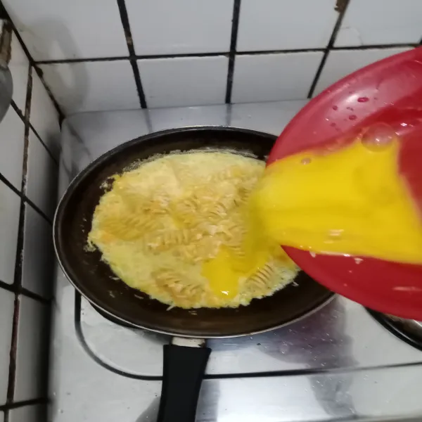 Tuang telur, aduk cepat & rata. Masak sampai mengental.
