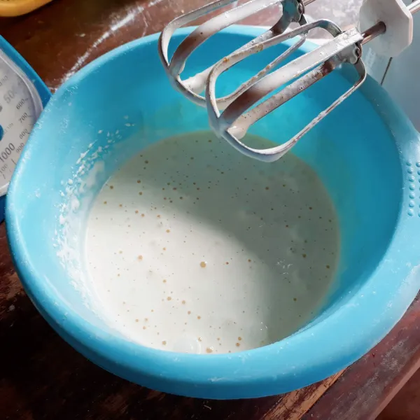 Mixer telur, gula, dan madu dengan kecepatan tinggi selama 1 menit.