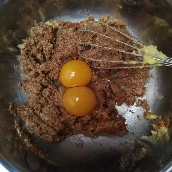 Tambahkan kuning telur, kemudian aduk rata.
