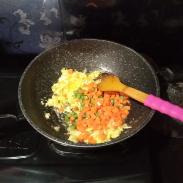 Masukkan wortel dan buncis, aduk rata dan masak hingga sayuran matang/ sesuai selera tingkat kematangannya.