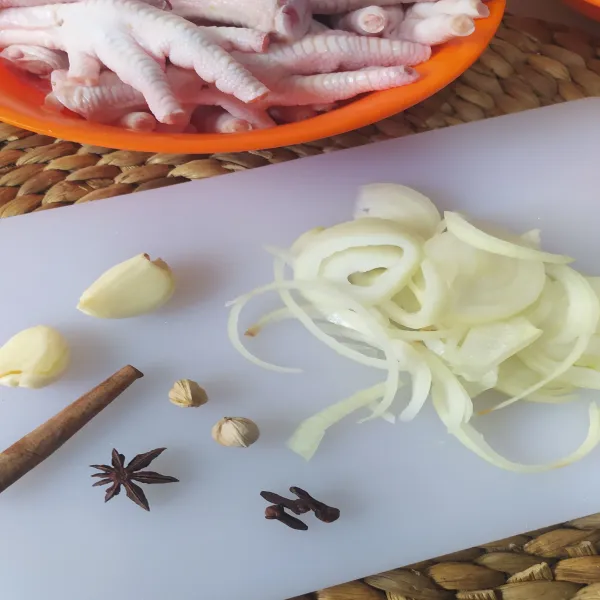 Iris bawang bombai dan bawang putih di geprek, sisihkan.