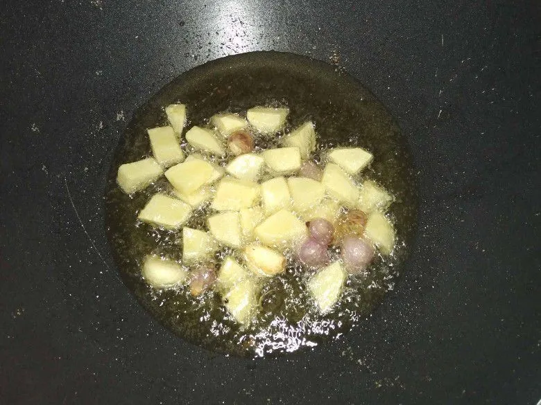 Bersihkan kentang, bawang merah dan bawang putih lalu potong-potong kentangnya. Goreng sebentar kentang, bawang merah dan bawang putih hingga kuning keemasan lalu angkat dan tiriskan.