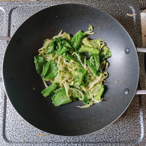 Masukkan sayuran, masak hingga agak layu.