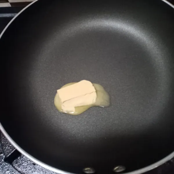 Lelehkan butter dalam teflon atau wajan.