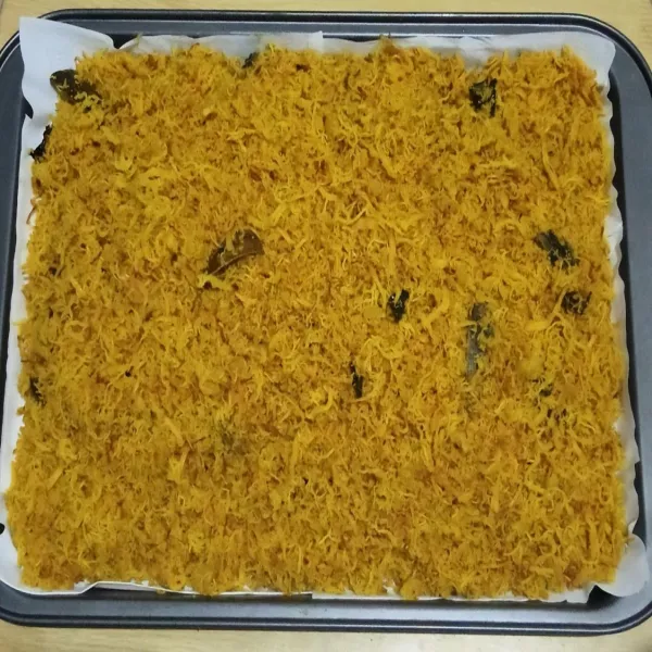 Siapkan wadah, beri alas beberapa lembar tissue untuk menyerap minyak (bisa juga diperas dengan kain bersih), angin-anginkan abon hingga dingin, simpan di dalam wadah kedap udara.