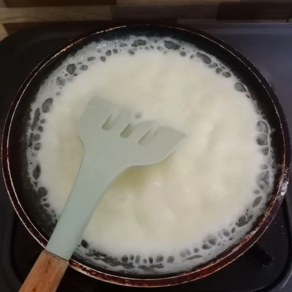 Masak dengan api kecil sampai mengental dan meletup-letup. Angkat.