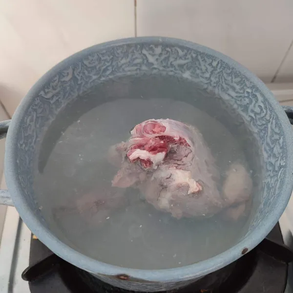 Cuci bersih daging sapi, kemudian rebus hingga empuk, lalu potong kotak. Rebus wortel dalam sisa air rebusan daging hingga empuk.