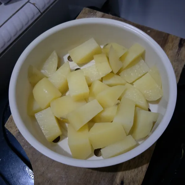 Bersihkan kentang potong dadu lalu rebus/ kukus sampai empuk.