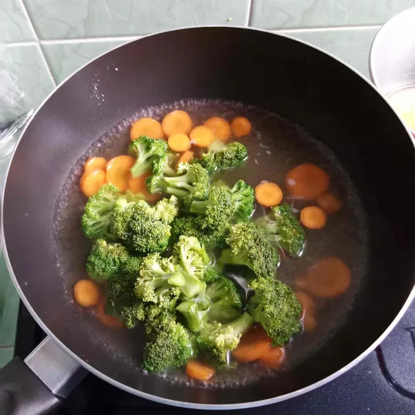 Selanjutnya masukkan brokoli. Tunggu sampai empuk.