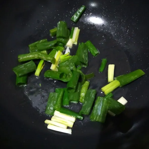 Panaskan secukupnya minyak, tumis daun bawang hingga wangi.