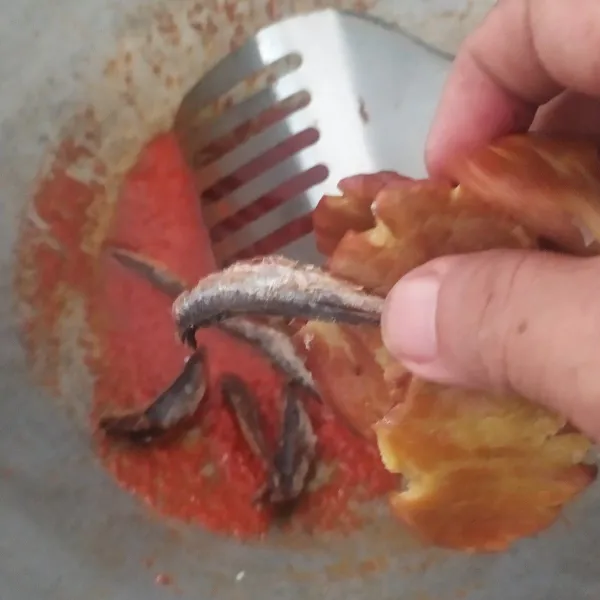 Tambahkan ikan asin dan jengkol, aduk rata