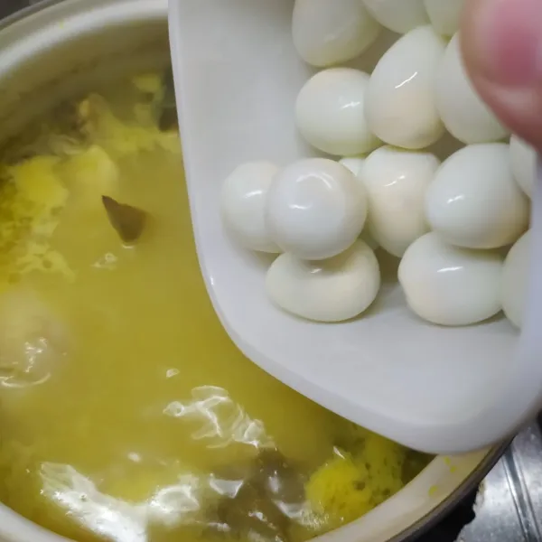 Masukkan telur puyuh rebus.