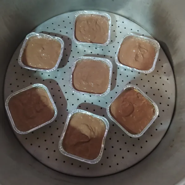 Tuang ke cetakan (saya pakai aluminium foil cup yang sudah diolesi margarin). 
Kukus selama 30 menit, api sedang. Jangan lupa untuk memanaskan kukusan dan membungkus tutupnya dengan serbet supaya bolu tidak kena tetesan air.