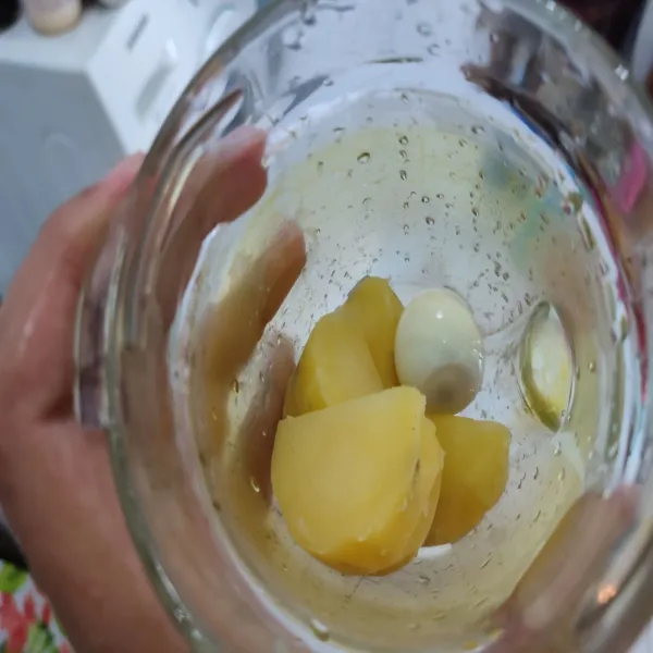 Jika sudah mulai hangat, masukkan kentang dan telur puyuh yang sudah dikupas ke dalam blender.